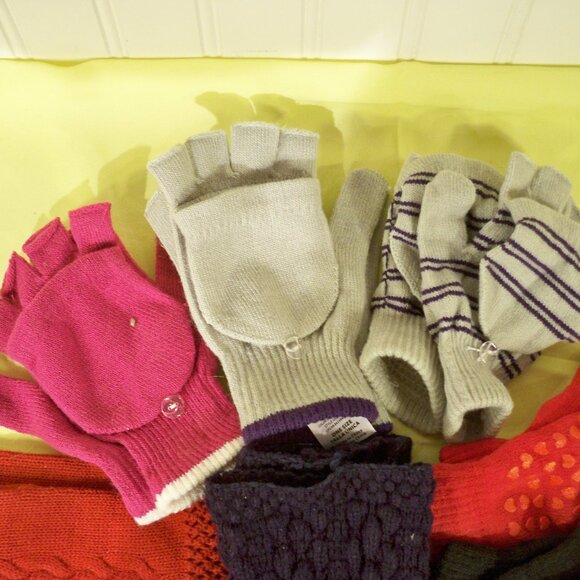 14 Pairs, Assorted Knit Gloves, Mittens *Sizes - Picture 4 of 5